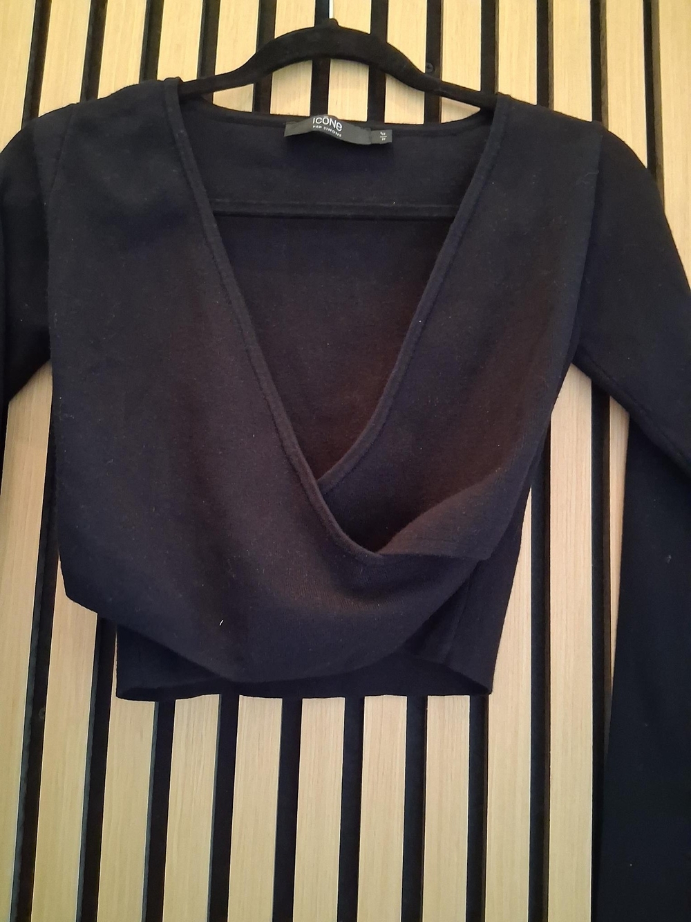 Black Long-Sleeve Wrap Crop Top Icone